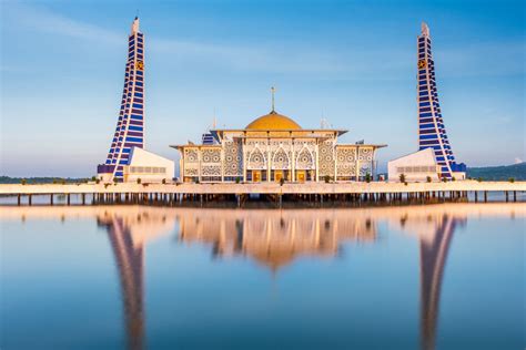 Keindahan Masjid Al Alam Karya Megah Yang Terapung Di Teluk Kendari