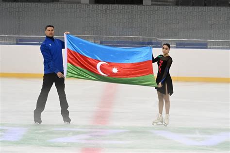 В Баку открылся ледовый каток | 4kids.az