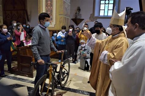 El Ecuatoriano Richard Carapaz Es Bendecido Por El Papa Francisco La