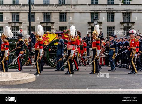 La Procession Fun Raire De La Reine Elizabeth Ii Fait Remonter