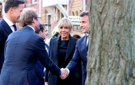 Photo Le Couple A Visit Une Exposition Pour Leur Dernier Jour Mark