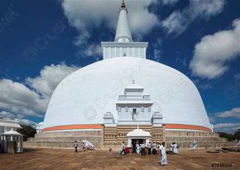 Ruwanweliseya dagoba boeddhist, enorme stupa in anuradhapura, sri lanka ...