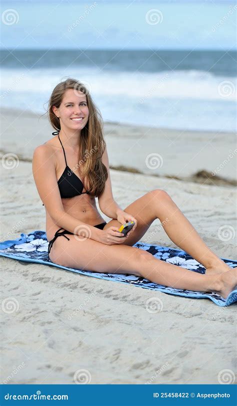 Kaukasische Junge Frau Auf Strand Im Bikini Legt Stockfoto Bild von bräunen zellular