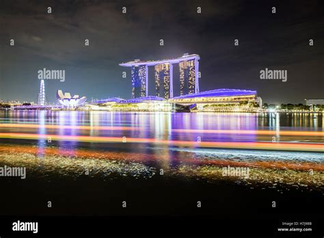 Night view of Marina Bay, Singapore with the Marina Bay Sands ...