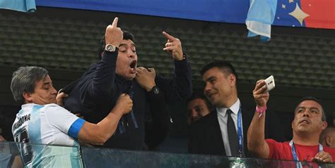 Fotos Las Celebraciones De Maradona Durante El Partido Argentina Nigeria En Imágenes