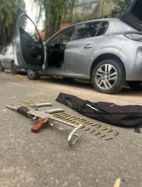 Ten A Libertad Condicional Manejaba Un Auto Robado Y Llevaba Un Fusil