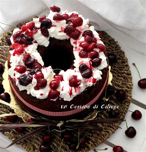 Un Cestino Di Ciliege Chiffon Cake Al Cioccolato Con Ciliegie