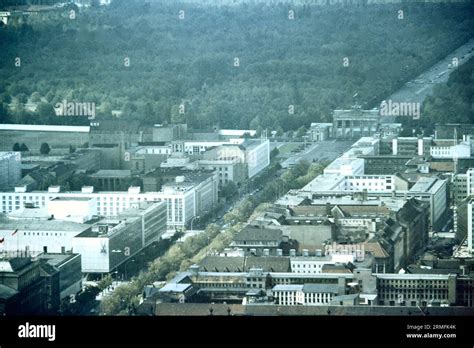 Berlin Wall Brandenburg Gate 1976 Hi Res Stock Photography And Images