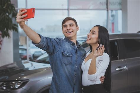 Pareja Feliz Comprando Un Auto Nuevo En El Sal N Del Concesionario