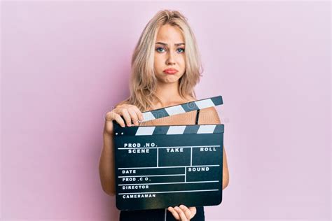 Belle Fille Blonde Caucasienne Tenant Le Clapboard De Film Vidéo Déprimé Et L inquiétude De La