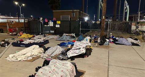 Cientos De Migrantes Duermen En Las Calles De El Paso Texas