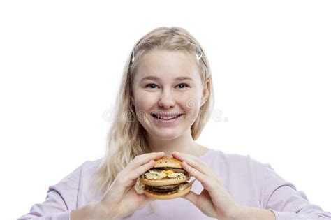Jeune Fille Souriante Avec Un Grand Hamburger Dans Les Mains Adolescent Blonde Mignon Avec Des