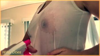ESPOSA muestra tetas increíbles en camiseta mojada sin sujetador XVIDEOS