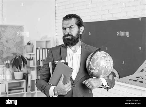 Homme Barbe Mature Enseignant En Costume Assis Dans La Salle De Classe Avec G Ographie Carte