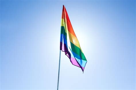 Bandeira gay em fundo de céu azul Foto Premium