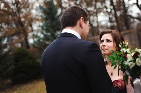 Abrazo romántico de los recién casados pareja camina en el parque