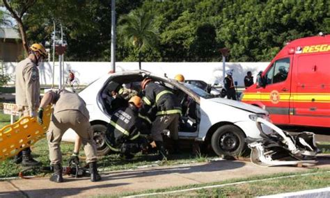 Tr S Ficam Feridos Em Colis O Capotagem Na Duque De Caxias