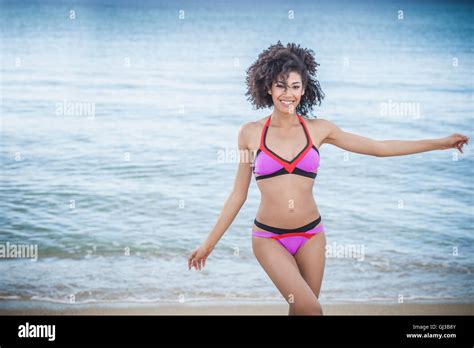 Belle femme bikini sur la plage Banque de photographies et dimages à haute résolution Alamy