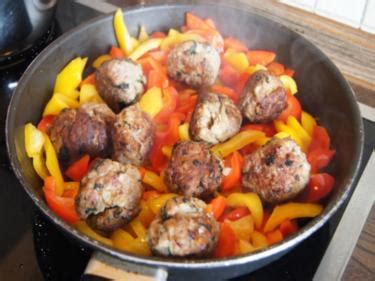 Hackfleisch B Llchen In Paprika Tomatengem Se Mit Basmati Mandelreis