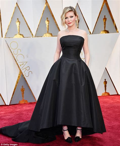 Oscars 2017 Kirsten Dunst Shines In Dior Gown Daily Mail Online