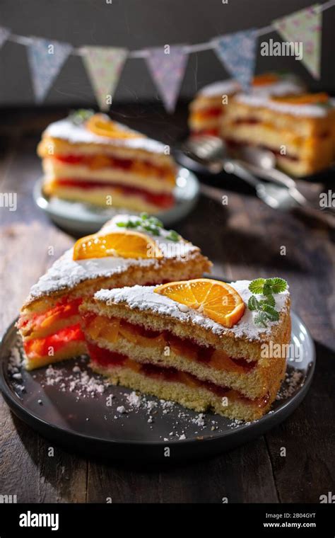 Pastel de fruta de cumpleaños con gelatina Postre dulce con sabor