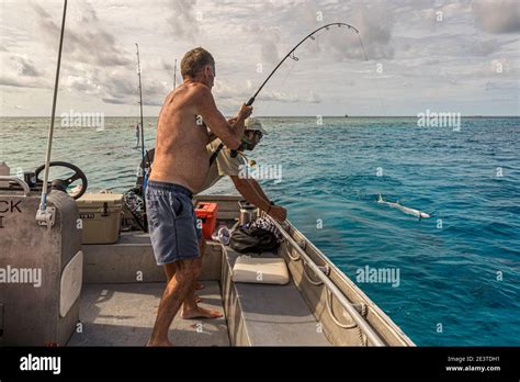 Pesca En Alta Mar Pesca De Curric N En Pap A Nueva Guinea Fotograf A