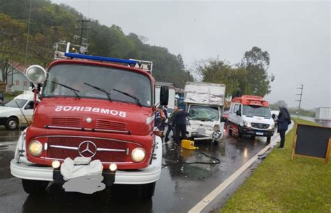 Colis O Lateral Entre Carro E Caminh O Na Ers Em Bom Principio