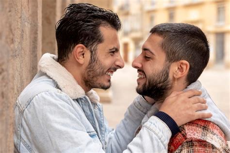 Gros Plan D Un Jeune Couple Gay En Train De Rire S Embrassant Et Se Regardant Photo Premium