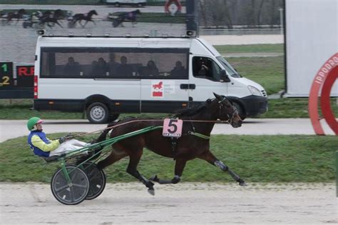 Il Sabato AllIppodromo SNAI La Maura Sorride A Caio Titus Bond Che Si