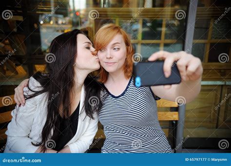 Deux Jeunes Filles Faisant Le Selfie Image Stock Image Du Mod Le