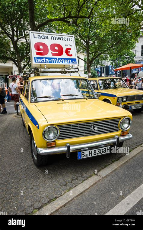 El Popular Coche Soviético Vaz 2101 En Los Colores De La Policía De