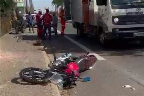 Motociclista tem parte da perna amputada após colidir empilhadeira