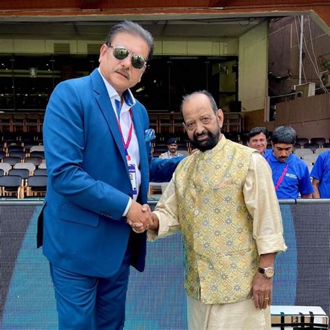 Ravi Shastri meets "childhood hero" at Chinnaswamy - Rediff Cricket