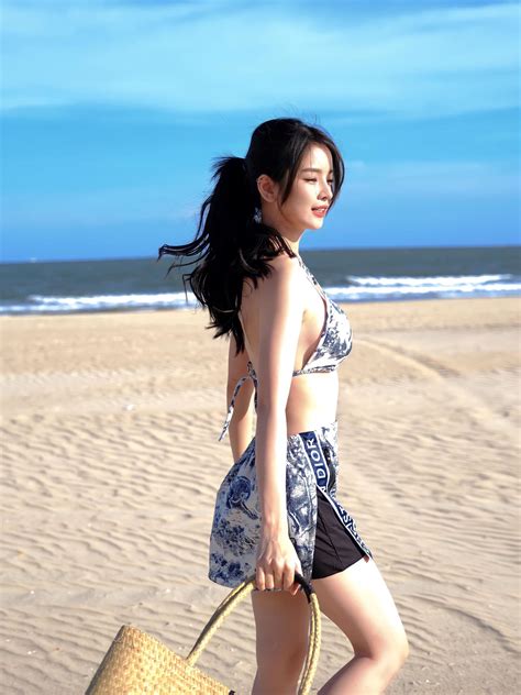 DJ đẹp nhất Đà Nẵng diện bikini triệu đồng khoe vóc dáng như búp bê trên biển Người đẹp