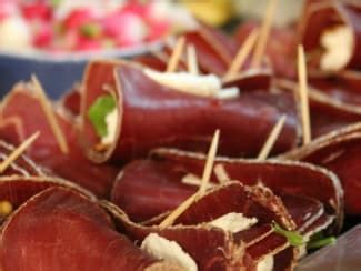 Roulés de viande des Grisons fromage frais roquette et pignons de pin