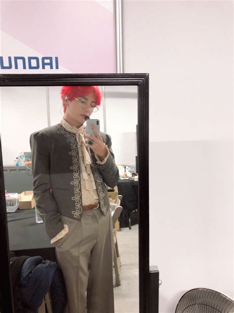 15 Potret Mirror Selfie V BTS Atau Kim Taehyung Yang Ganteng Cute