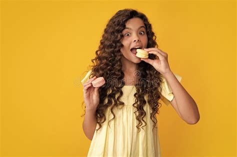 Adolescent étonné Petite Fille Adolescente Avec Boulangerie En Dessert