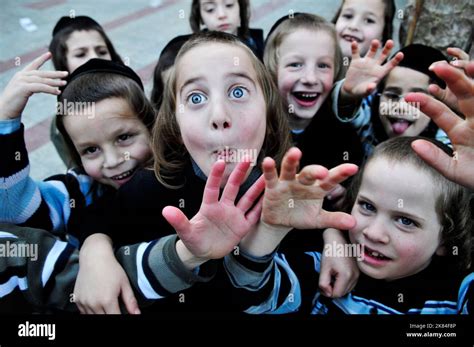 Alegre y feliz Niños judíos ortodoxos divirtiéndose en el patio de su