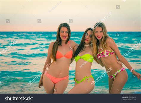 Group Sexy Girls Bikini Enjoying Laughing Foto Stok 679136470 Shutterstock