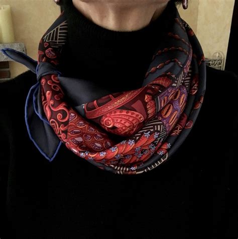 How To Wear A Square Scarf Around Your Neck At William Rouse Blog