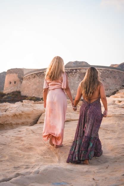 Un Par De Chicas Cauc Sicas Con Vestidos Rosas En Verano En El Playazo