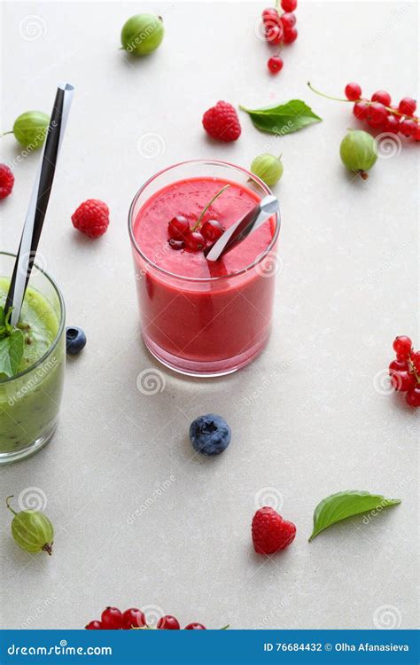 Smoothies De La Baya Del Verano En Vidrios Foto De Archivo Imagen De