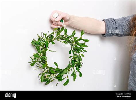 Florist At Work How To Make Mistletoe Door Wreath Step By Step