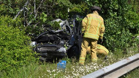 Mannheim Rheinau Schwerer Unfall Auf B36 Auto Bricht Durch Leitplanke