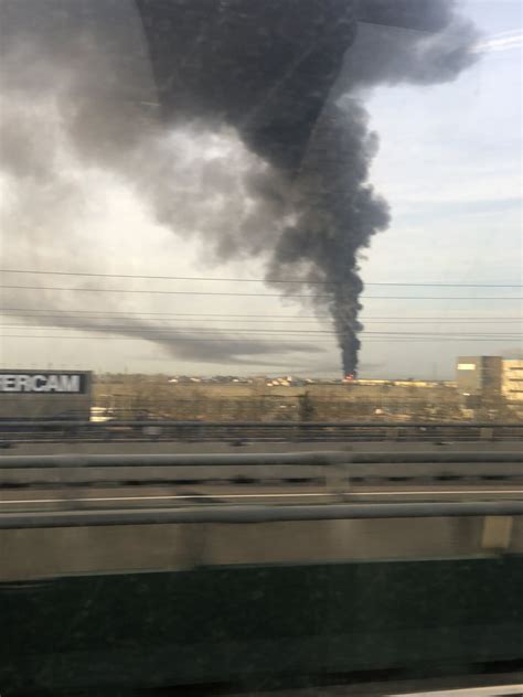 Novara Grosso Incendio In Azienda Chimica Esplosioni E Imponente