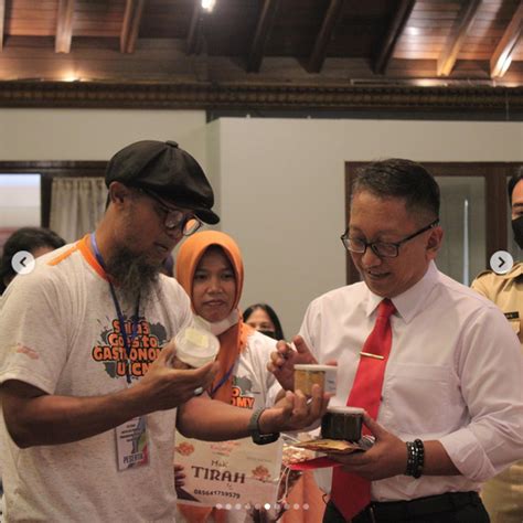 Pelatihan Digitalisasi Branding Pemasaran Dan Penjualan Kuliner