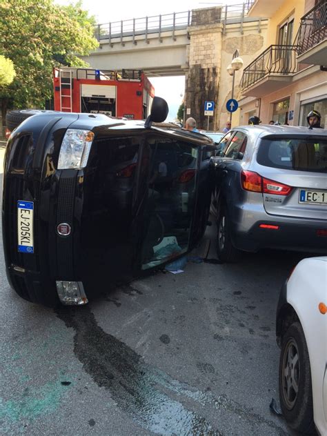 Isernia Auto Si Ribalta In Pieno Centro Primopiano Molise