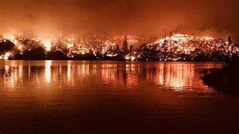 Les Incendies Sétendent En Californie Six Morts Des Milliers D