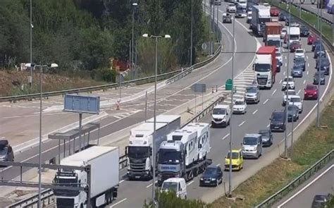 Un Cami N Averiado En La Ap Corta Un Carril En Martorell Barcelona