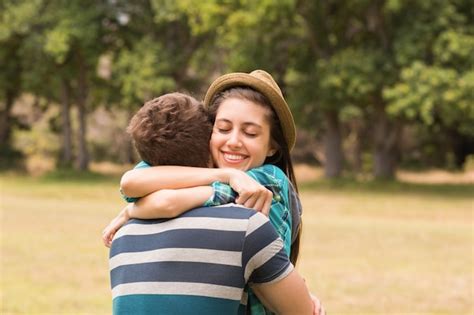 Joven pareja abrazándose en el parque Foto Premium